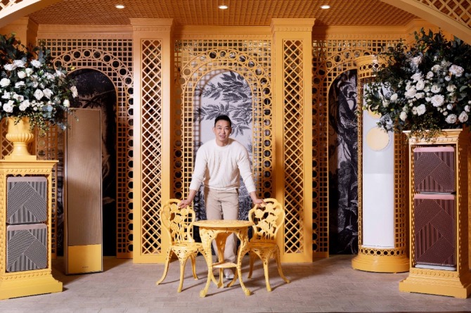  공간·가구 디자이너 장호석씨가 서울 강남구 삼성디지털프라자 강남본점 5층 라이프스타일 쇼룸에서 비스포크 홈 제품을 활용해 작품을 전시하고 있다. 사진=삼성전자