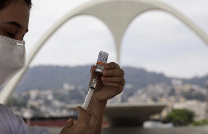 브라질에서 시노백 백신이 접종되고 있는 모습. 사진=로이터