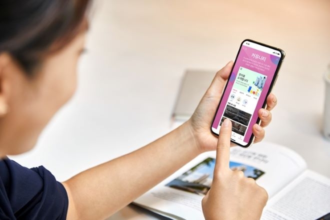 아이파크 입주민이 스마트폰에서 '마이호미' 앱을 사용하고 있다. 사진=HDC현대산업개발