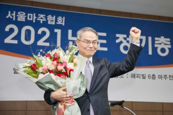 지난 2월 25일 경기도 과천 서울경마공원에서 비대면 우편투표 방식으로 실시된 서울마주(馬主)협회장 선거에서 총 360명 투표자 가운데 269표(득표율 74.7%)를 얻어 당선된 조용학 후보가 기뻐하고 있다. 사진=서울마주협회