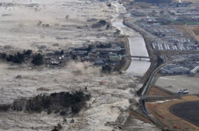 사진은 지난 2011년 3월 11일 동일본 대지진 때 쓰나미가 연안 마을을 덮치는 모습.