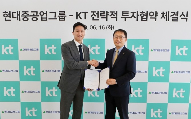 지난해 6월 구현모 KT 대표(오른쪽)와 정기선 현대중공업지주 경영지원실장이 전략적 투자 협약식 이후 기념촬영을 하고 있다. 사진=KT
