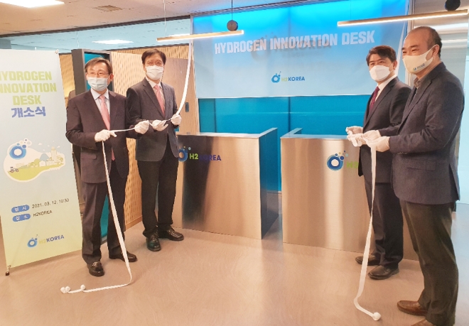 수소융합얼라이언스추진단(H2KOREA) 문재도 회장(왼쪽 첫번째)과 관계자들이 12일 '수소 혁신 데스크' 개소식을 갖고 기념사진을 찍고 있다. 사진=H2KOREA 
