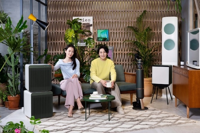 삼성전자 모델이 삼성디지털프라자 강남본점에서 비스포크 홈 신제품들을 소개하고 있다. 사진=삼성전자 