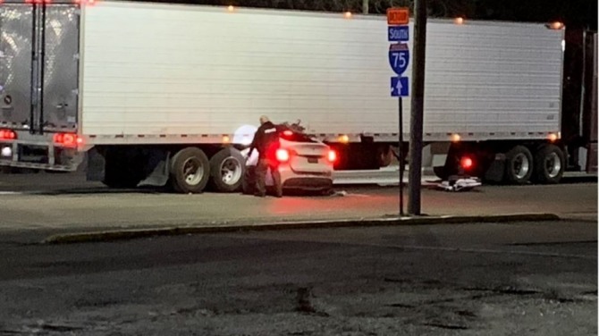 지난 11일(현지시간) 디트로이트에서 테슬러가 견인 트레일러(tractor-trailer)와 충돌해 트레일러 아래에 깔려 탑승한 운전자와 여성이 중태에 빠졌다. 사진=fox2detroite