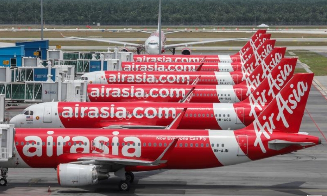 에어아시아 항공기가 말레이시아 세팡의 코로나바이러스(COVID-19) 발생으로 이동통제 명령 중 쿠알라룸푸르 제2국제공항에 세워져 있다. 사진=로이터