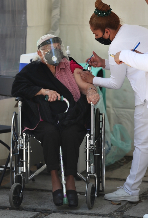 멕시코가 60세 이상을 대상으로 코로나19 백신 접종을 시작한 가운데 멕시코시티의 마그달레나 콘트레라스 지역에서 한 노인이 아스트라제네카 백신을 접종하고 있다. 사진=뉴시스