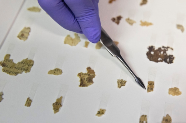 현지시각 16일 이스라엘 고고학청 유물 관리국이 예루살렘의 사해 문서 보존연구소에서 새로 발견된 ‘사해 문서(Dead Sea Scrolls)’ 조각을 보여주고 있다.