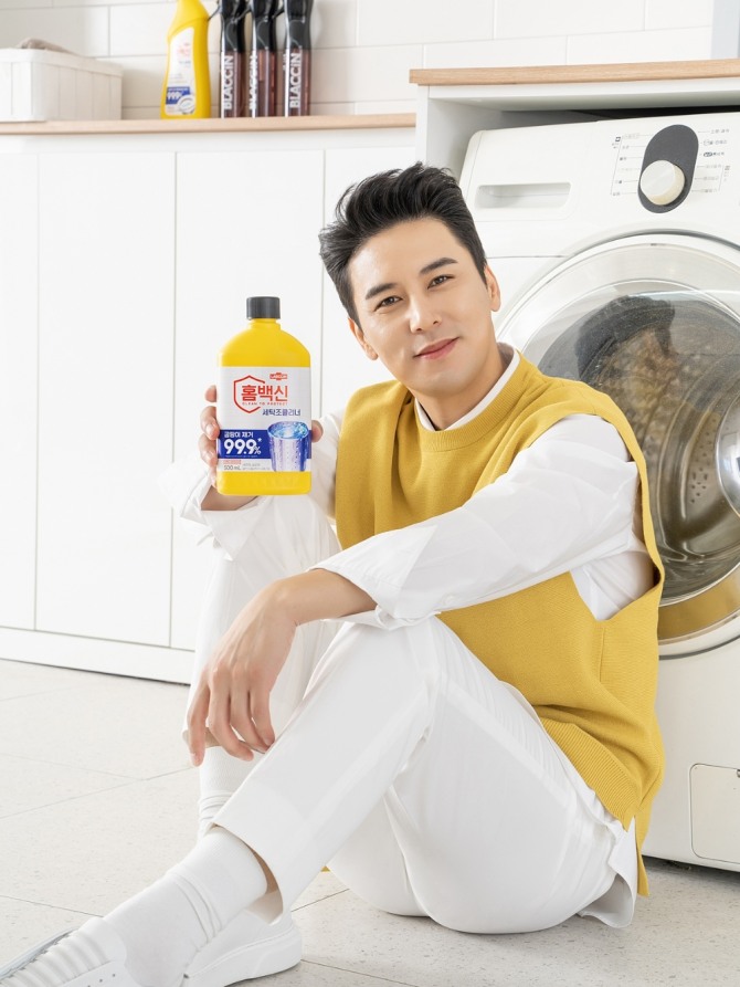 애경산업 랩신은 장민호를 홈백신의 모델로 선정했다. 사진=애경산업