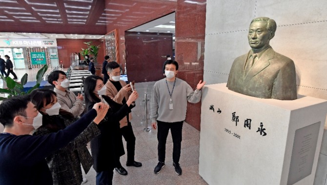 현대자동차그룹 직원들이 서울 종로구 계동 사옥 1층에 이전 설치된 정주영 명예회장 흉상을 카메라로 담으며 뜻을 기리고 있다. 사진=현대차그룹
