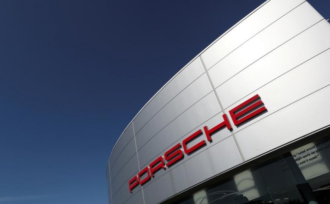 올리버 블루메 포르쉐 CEO는 포르쉐를 상징하는 스포츠카 모델 '911'은 계속 내연기관으로 생산할 것이라고 밝혔다. 사진 = 로이터