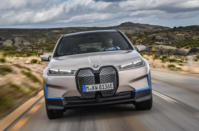 BMW가 연내 출시할 예정인 첫 양산 전기차(EV) iX 모델의 주행 모습.