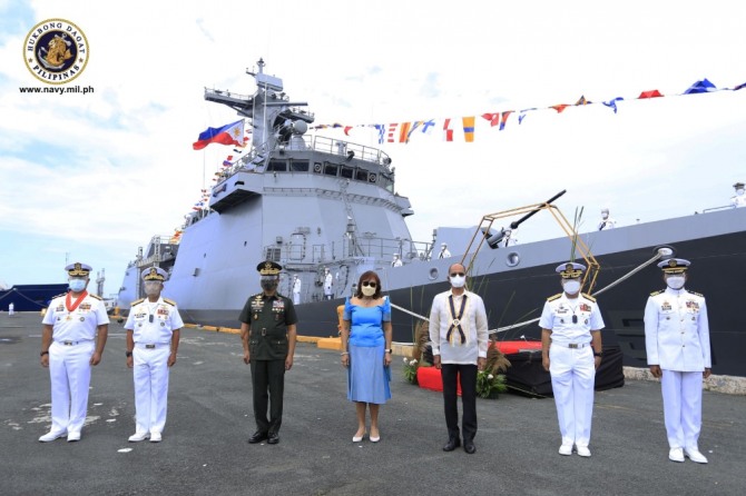 현대중공업이 건조한 안토니오 루나함 취역식에서 필리핀 해군 관계자들이 기념 사진 촬영을 위해 포즈를 취하고 있다. 사진=필리핀 해군 트위터