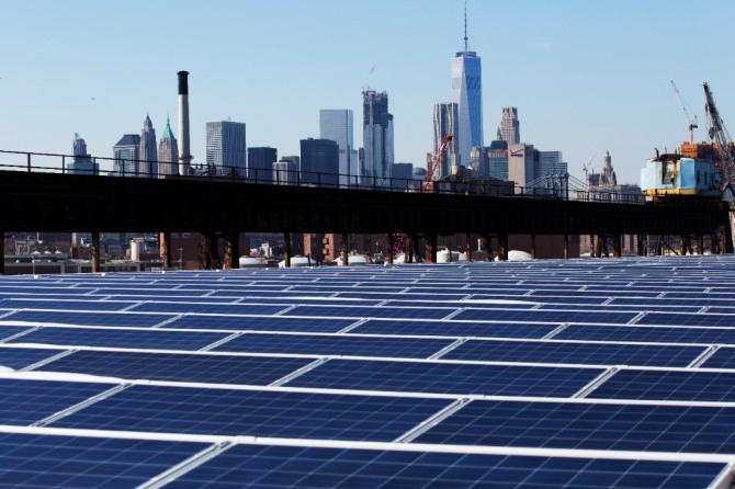 태양광 집열판으로 뒤덮힌 뉴욕 브루클린의 한 건물 옥상 모습.사진=뉴시스