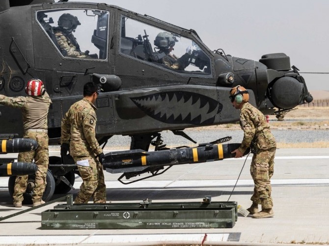미 육군 무장사가 아파치 공격헬기에 '헬파이어' 공대지 미사일을 탑재하고 있다. 미국 안보협력국(DSCA)은 한국에 288발 판매를 승인했다. 사진=미육군항공시스템사령부