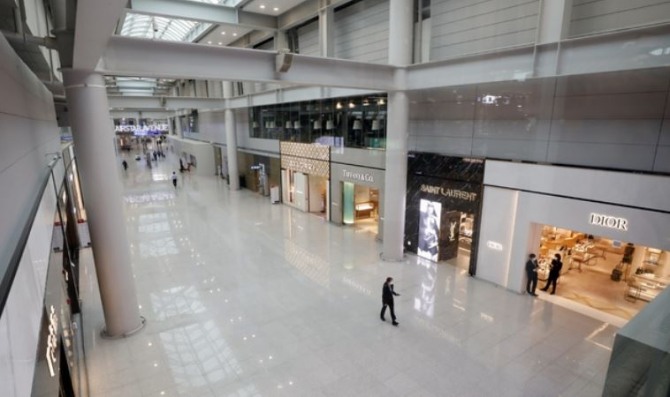 지난 4일 인천국제공항 제1터미널 면세구역이 코로나19의 장기화로 한산한 모습을 보이고 있다. 사진=뉴시스