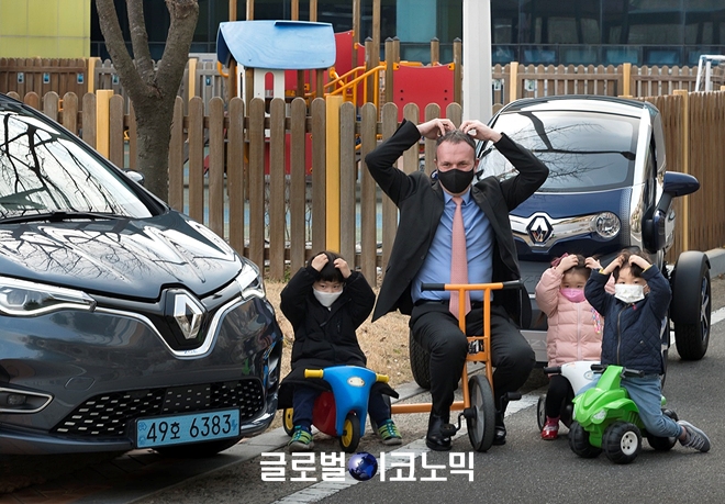 르노삼성차 도미닉 시뇨라 대표이사가 22일 어린이 보호구역 내 안전 운전과 어린이 보호 최우선 문화를 정착하기 위해 진행 중인 '어린이 교통안전 릴레이 챌린지'에 참여했다. 사진=르노삼성차