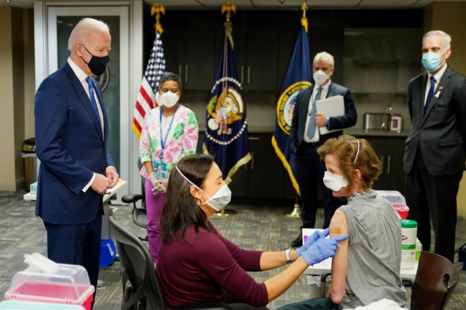 조 바이든 미국 대통령이 워싱턴에 있는 VA 메디컬 센터의 코로나19 백신 접종 현장을 방문해 접종하는 모습을 지켜보고 있다. 사진=뉴시스