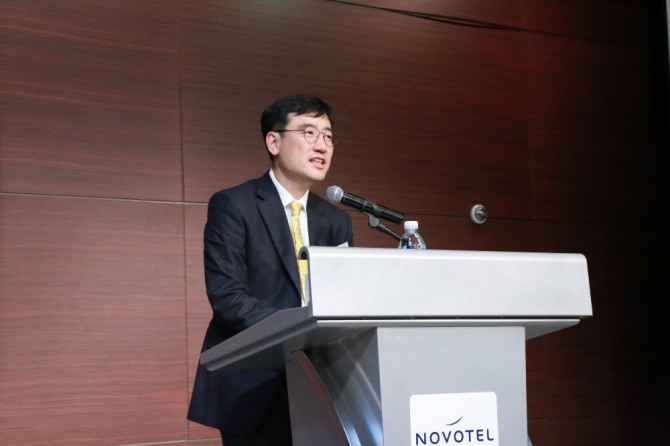 AK홀딩스 이석주 대표이사는 최근 임원 세미나에서 포스트 코로나 시대를 주도하기 위해 ‘RED’라는 핵심 트렌드 실행으로 선제적 변화가 가능한 경영환경을 만들자”고 강조했다. 사진=애경그룹