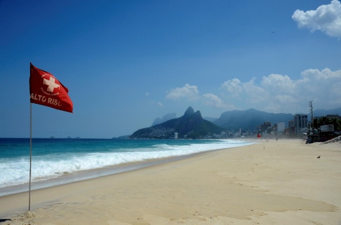 코로나19 확진자와 사망자 급증세가 계속되면서 리우데자네이루 해변이 완전히 봉쇄됐다. 해변에는 '코로나 위험'을 알리는 붉은 깃발이 내걸렸다. 사진=연합