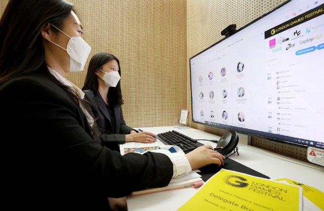 대한무역투자진흥공사(코트라)의 영국 '런던 게임즈 페스티벌' 투자유치사절단 지원 하에 우리 참가기업이 온라인으로 투자상담을 하고 있다. 사진=코트라 