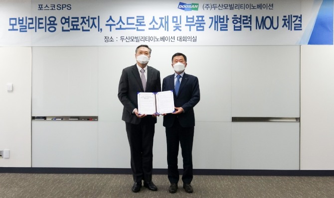 이두순 두산모빌리티이노베이션 대표(왼쪽)와 김학용 포스코SPS 대표가 업무협약식을 마치고 기념사진을 촬영하고 있다. 사진=(주)두산