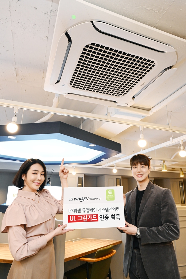 모델이 서울 남가좌동 런앤런스터디카페에 설치된 LG 휘센 듀얼베인 시스템 에어컨을 소개하고 있다. 사진=LG전자