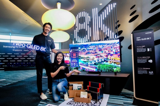 삼성전자 모델들이 싱가포르의 대형 상업지구 메이플트리 비즈니스시티에 마련된 2021년 삼성전자 TV 신제품 행사장에서 'Neo QLED' 신제품을 소개하고 있다. 사진=삼성전자