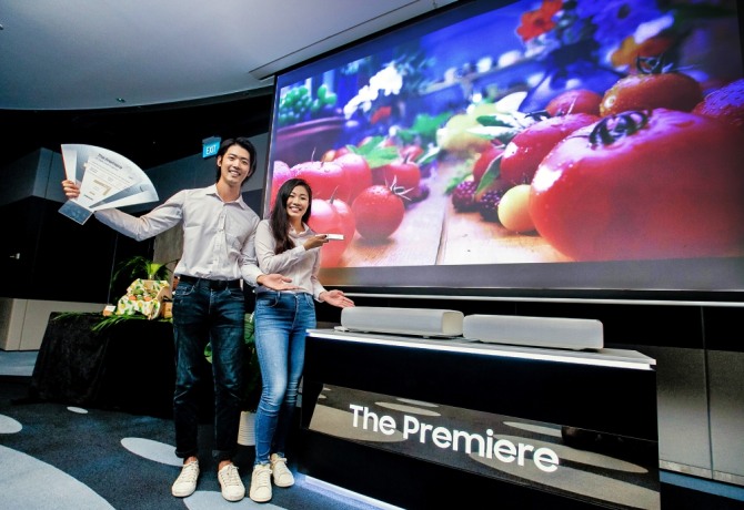 삼성전자 모델들이 싱가포르의 대형 상업지구 메이플트리 비즈니스시티에 마련된 2021년 삼성전자 TV 신제품 행사장에서 'Neo QLED' 신제품을 소개하고 있다. 사진=삼성전자 