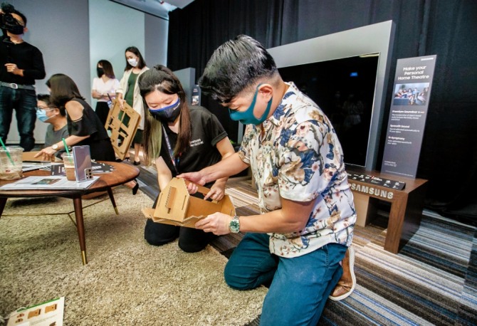 현지 미디어와 거래선들이 삼성전자 TV 신제품 행사장에서 '에코 패키지'를 체험하고 있다. 사진=삼성전자