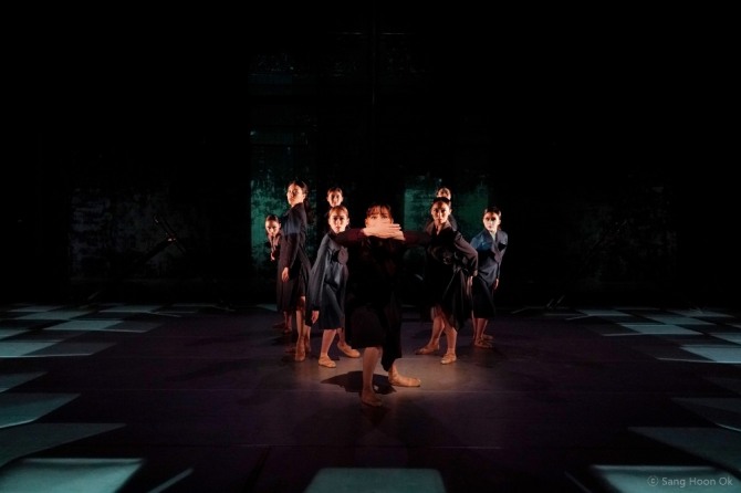 이지혜 안무의 「보이지 않는 것들」 경계와 고립.