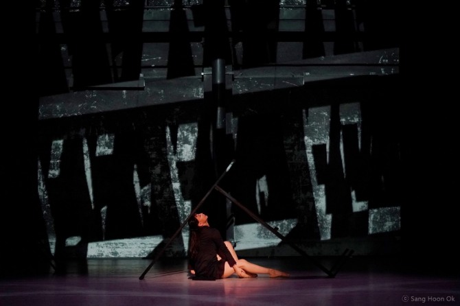 이지혜 안무의 「보이지 않는 것들」 경계와 고립.