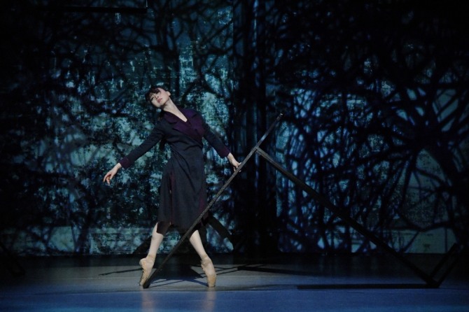 이지혜 안무의 「보이지 않는 것들」 경계와 고립.