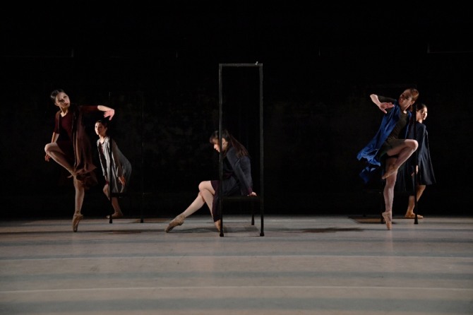 이지혜 안무의 「보이지 않는 것들」 달콤한 무지.