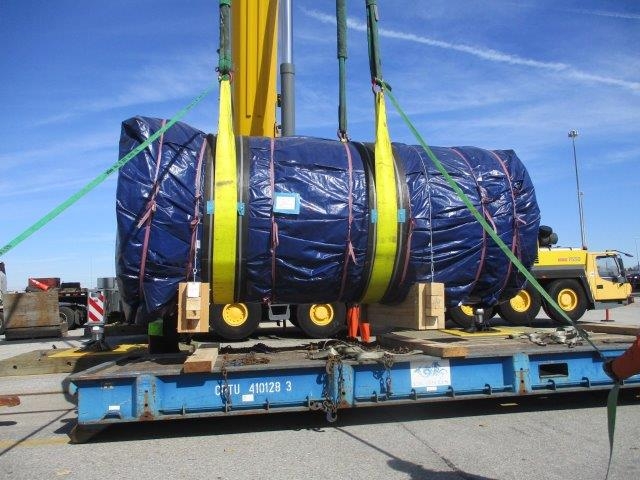 두산중공업이 제작한 캐스크가 미국 현지에 도착해 운송되고 있다. 사진=두산중공업