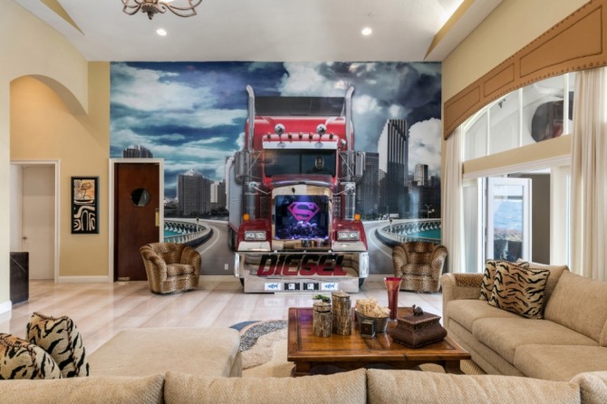 샤킬 오닐이 트럭을 운전하는 벽화가 그려진 마스터 스위트룸.