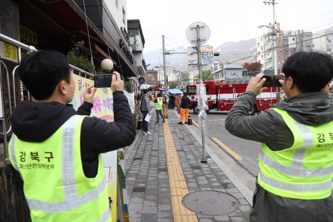 지난 2019년 11월 1일 실시된 화재대응훈련에서 구청 담당자가 훈련 상황을 영상으로 송출하고 있다 (강북구 제공)