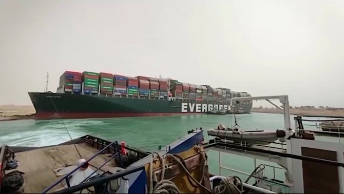 대만선사 에버그린의 컨테이너선 '에버 기븐'호가 수에즈 운하에 멈춰 항로를 막고 있다. 사진=로이터