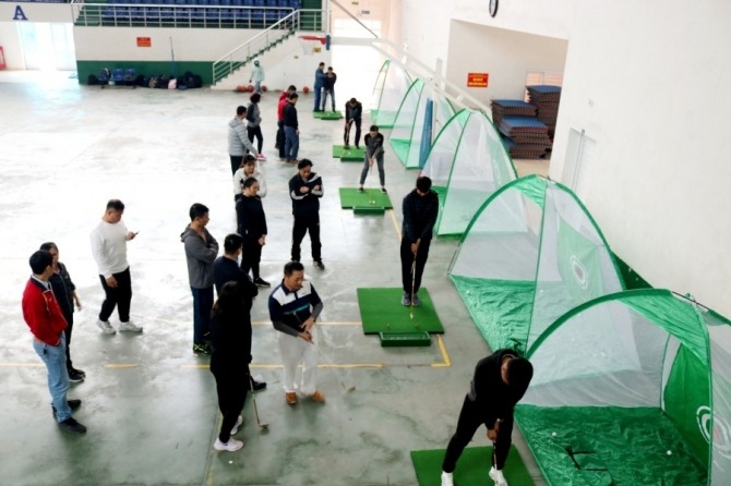 베트남에 부는 골프 열풍…대학시범과정부터 실내 골프장까지