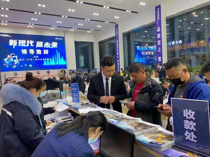 현대건설기계 관계자들이 중국 현지 고객과 상담을 하고 있다. 사진=현대중공업그룹