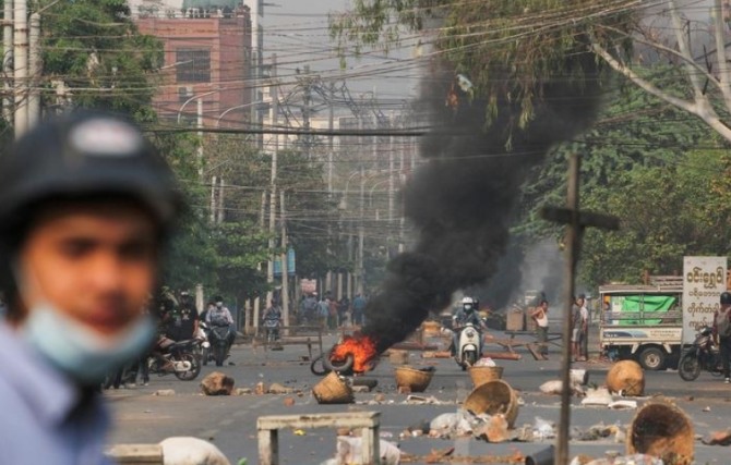 지난 27일(현지시간) 미얀마 중부도시 만달레이에서 벌어진 민주화 시위 과정에서 타이어가 불타고 있다. 사진=로이터