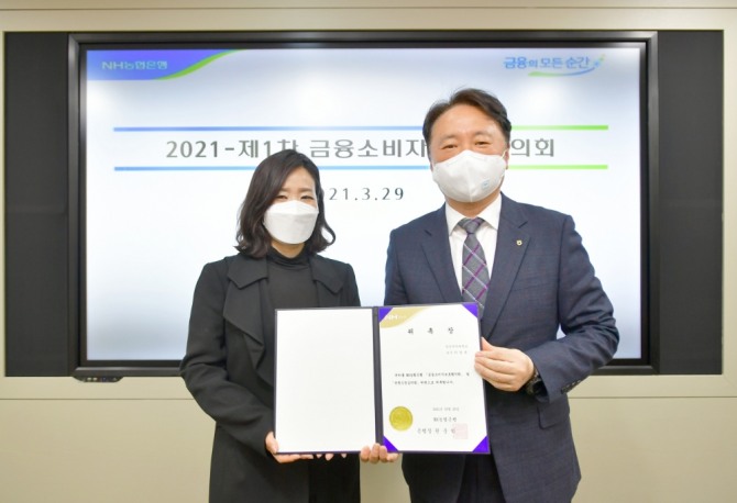 권준학 농협은행장(사진 왼쪽)과 차경욱 성신여대 교수(오른쪽)가 금융소비자보호협의회 전문위원 위촉식 후 기념촬영을 하고 있다. 사진=NH농협은행