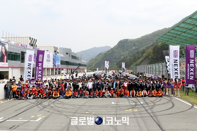 넥센스피드레이싱 2020시즌 참가자 단체 사진. 사진=KSR