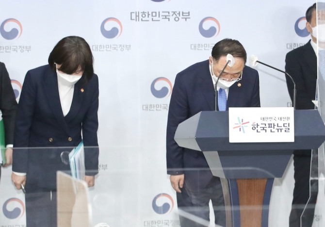 홍남기(오른쪽) 경제부총리 겸 기획재정부 장관과 전현희 국민권익위원장이 29일 오후 서울 종로구 정부서울청사에서 반부패정책협의회 결과 브리핑에 앞서 인사를 하고 있다. 사진=뉴시스