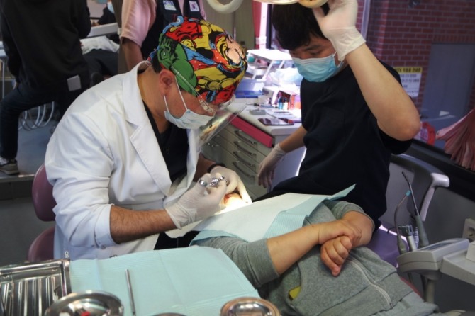롯데제과는 치아건강 프로젝트 '닥터자일리톨버스가간다'를 진행하고 있다. 사진=롯데제과