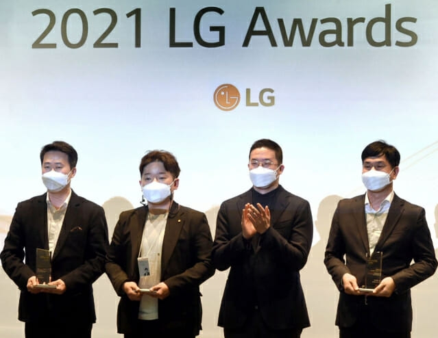 구광모 LG그룹 회장(오른쪽 두 번째)이 30일 오후 서울 마곡 LG사이언스파크에서 열린 'LG 어워즈(Awards)'에서 일등LG상 수상자들과 기념 촬영을 하고 있다.사진=LG
