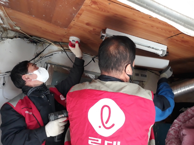 롯데건설 샤롯데 봉사단이 오산시 독거노인 가정을 대상으로 주거환경개선 봉사활동을 진행하고 있다. 사진=롯데건설