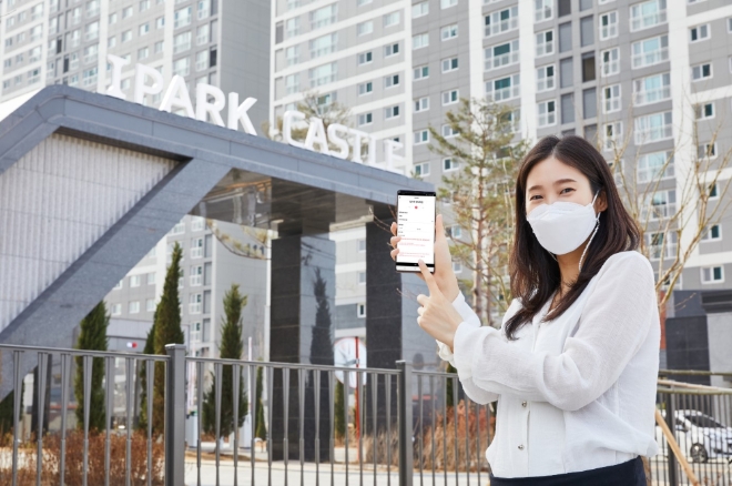 지난 3월말 입주를 시작한 ‘병점역 아이파크 캐슬’에서 입주자가 스마트 주거서비스 플랫폼 ‘마이호미’ 입주 예약 서비스를 이용하고 있다. 사진=HDC현대산업개발
