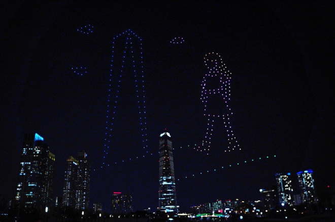 포스코건설은 지난달 31일 저녁 송도 센트럴파크에서 드론 300대를 동원해 드론라이트쇼를 펼쳤다. 사진=포스코건설