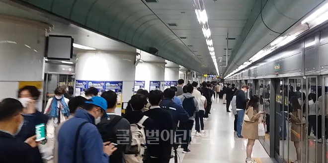 1일 서울 광화문역 지하 3층 이벤트 행사장에서 열린 서울교통공사의 '또타' 캐릭터 인형 판매 행사에서 캐릭터 상품을 사기 위해 기다리는 시민들의 줄이 지하 3층 이벤트 행사장과 계단에 이어 지하 4층 열차 승하차 플랫폼까지 이어져 있는 모습. 사진=김철훈 기자 